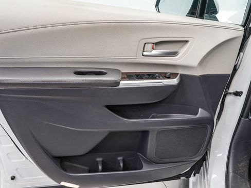 Used 2023 Toyota Sienna XLE FWD image 17