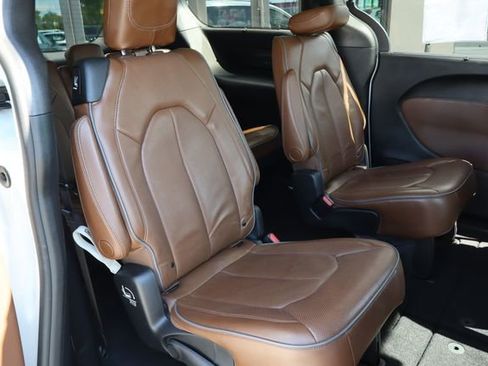 Used 2019 Chrysler Pacifica Limited w/ Advanced Safetytec Group FWD image 29