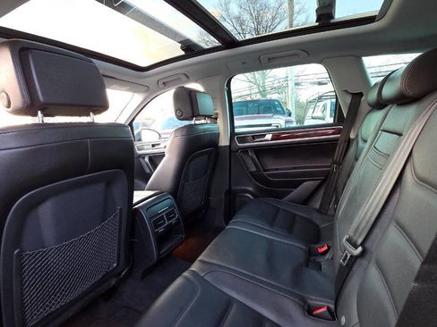 Used 2012 Volkswagen Touareg VR6 image 32