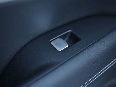 Used 2025 Genesis G70 2.5T image 22