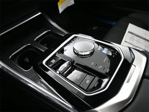 New 2025 BMW 750e xDrive w/ Premium Package image 4