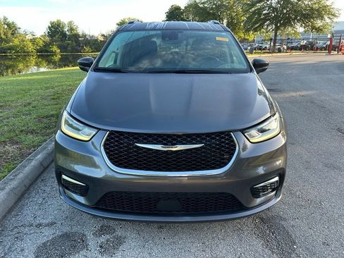 Used 2022 Chrysler Pacifica Touring-L image 8