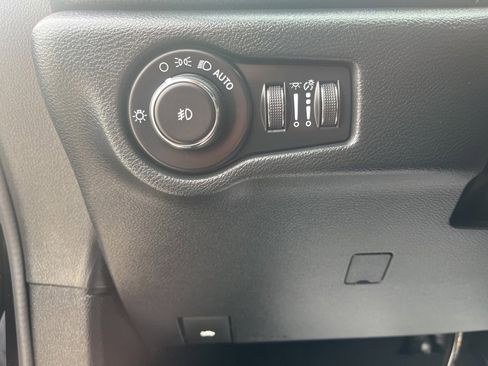 Used 2025 Chrysler Pacifica Limited image 12