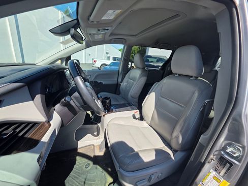 Used 2018 Toyota Sienna XLE FWD image 11
