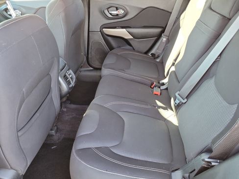 Used 2017 Jeep Cherokee Latitude w/ Cold Weather Group image 16