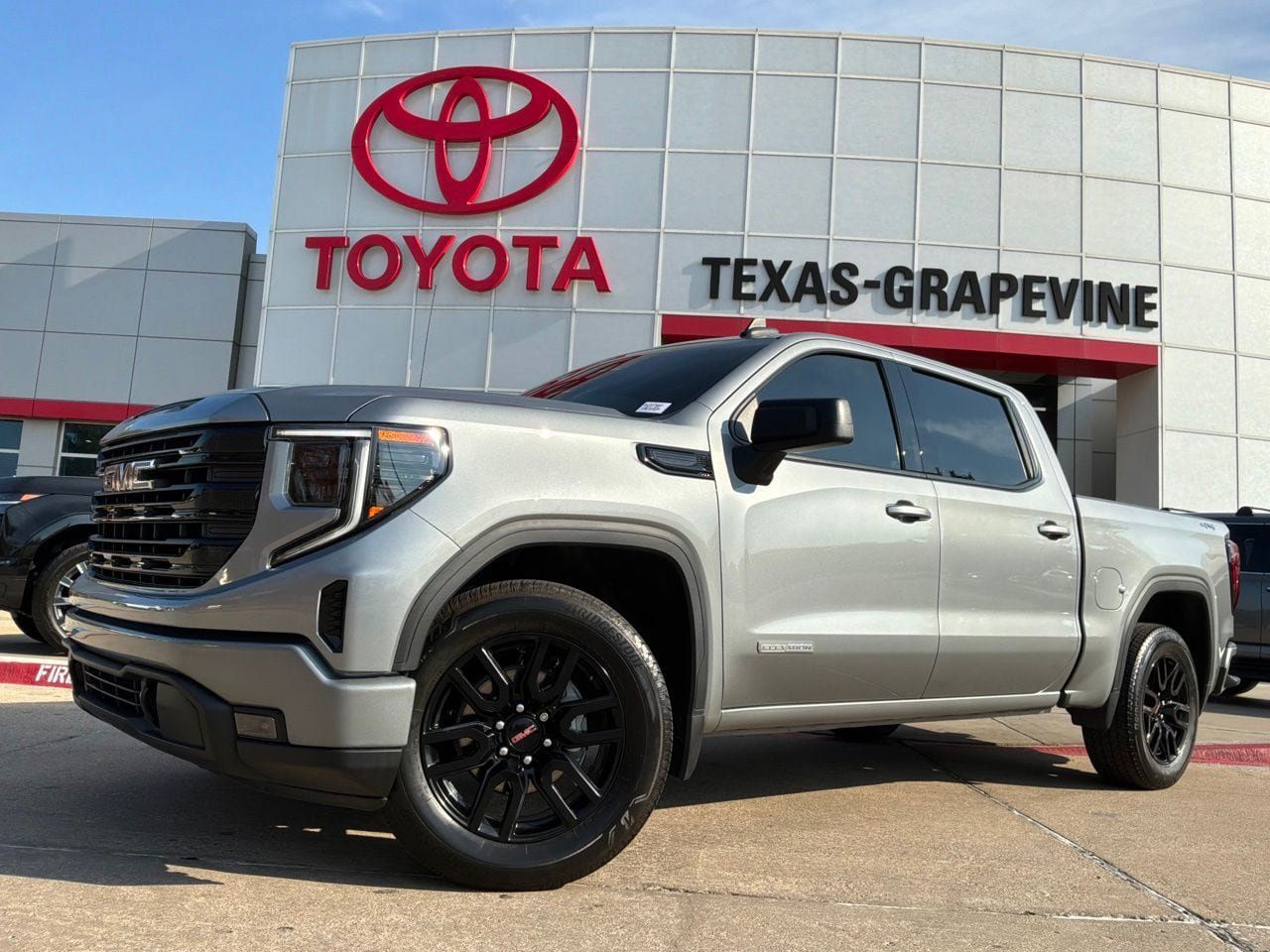 Used 2024 GMC Sierra 1500 Elevation AWD/4WD image 2