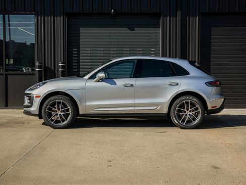 Certified 2025 Porsche Macan image 2