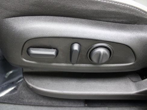 Used 2021 Chevrolet Equinox LT w/ Driver Convenience Package image 15