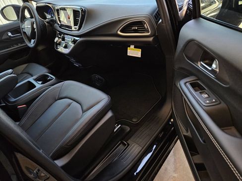 New 2026 Chrysler Pacifica Select w/ S Appearance Package FWD image 7