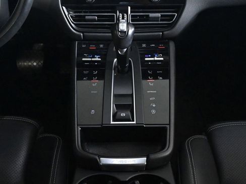 Certified 2023 Porsche Macan AWD/4WD image 16