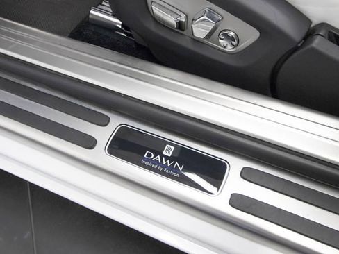 Used 2017 Rolls-Royce Dawn image 45