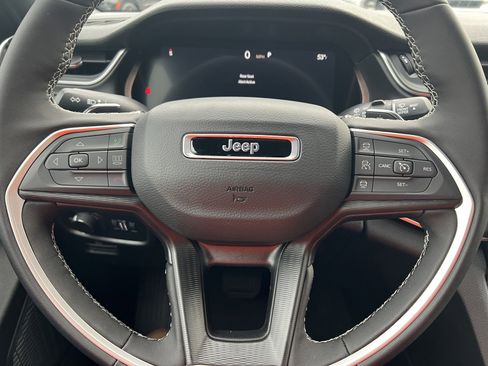 New 2025 Jeep Grand Cherokee L Altitude image 16
