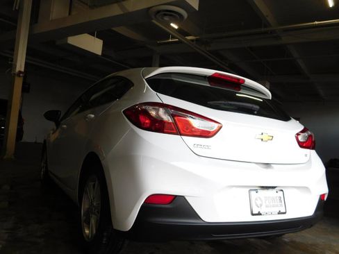 Used 2017 Chevrolet Cruze LT image 2