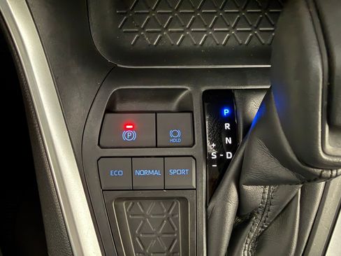 Used 2022 Toyota RAV4 LE FWD image 24