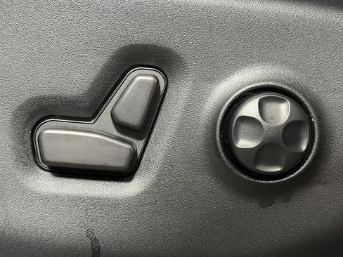 Used 2024 Chrysler Pacifica Touring-L image 25