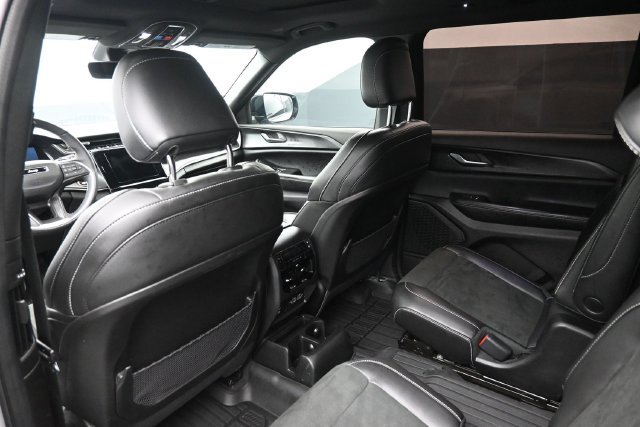 Used 2025 Jeep Grand Cherokee L Altitude RWD image 21