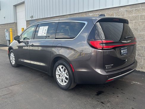 Used 2023 Chrysler Pacifica Touring-L image 37