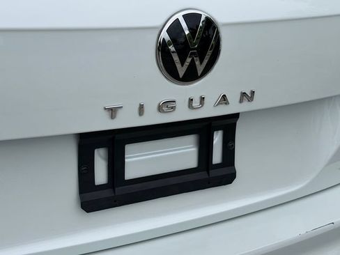 Used 2023 Volkswagen Tiguan SE w/ Panoramic Sunroof Package FWD image 9