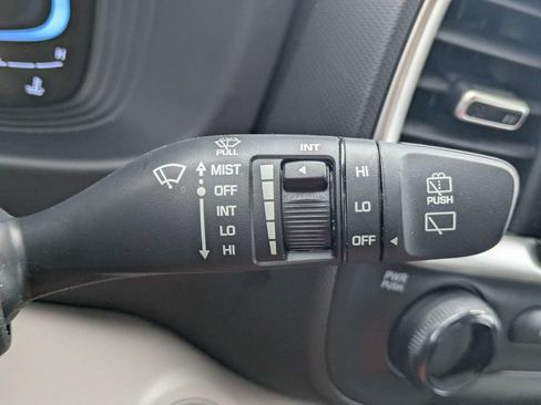 Used 2025 Hyundai Venue SEL FWD image 29