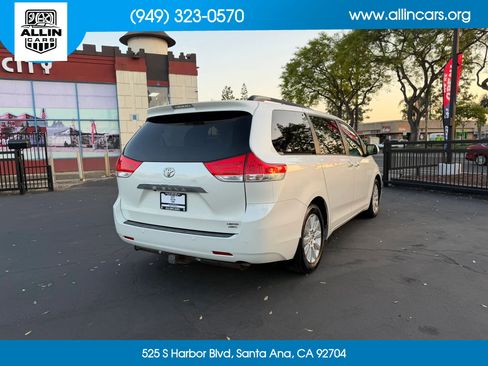 Used 2011 Toyota Sienna Limited w/ Premium Pkg image 4