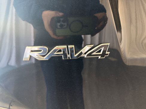 Used 2017 Toyota RAV4 XLE w/ Carpet Mat Package image 13