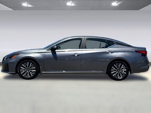 Used 2023 Nissan Altima 2.5 SV FWD image 2