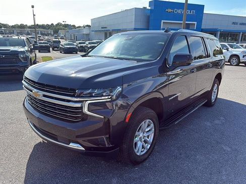 Used 2024 Chevrolet Suburban LT RWD image 2