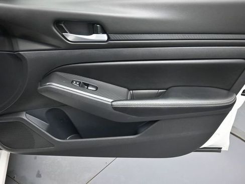 Used 2025 Nissan Altima 2.5 SV FWD image 30