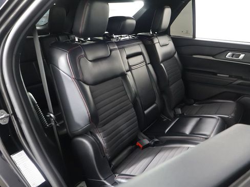 Used 2025 Ford Explorer ST-Line w/ ST-Line Street Pack AWD/4WD image 33