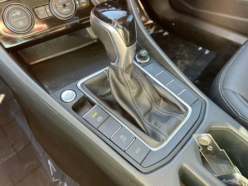 Used 2024 Volkswagen Jetta SE image 19