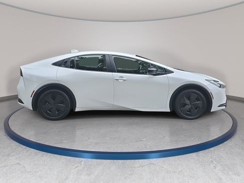 Used 2024 Toyota Prius LE FWD image 4
