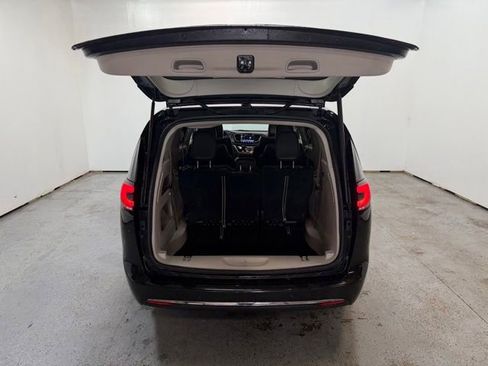Used 2023 Chrysler Pacifica Touring-L FWD image 9