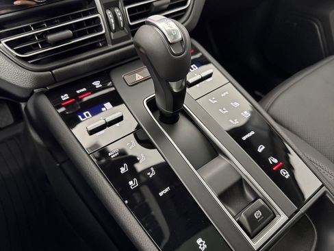 Certified 2025 Porsche Macan image 19