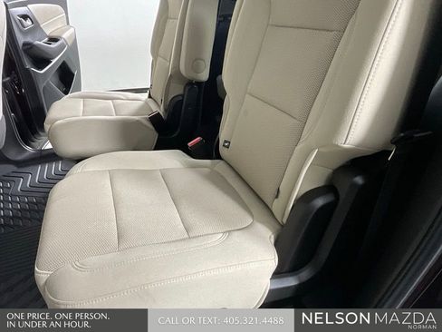 Used 2022 Chevrolet Traverse LT FWD image 24