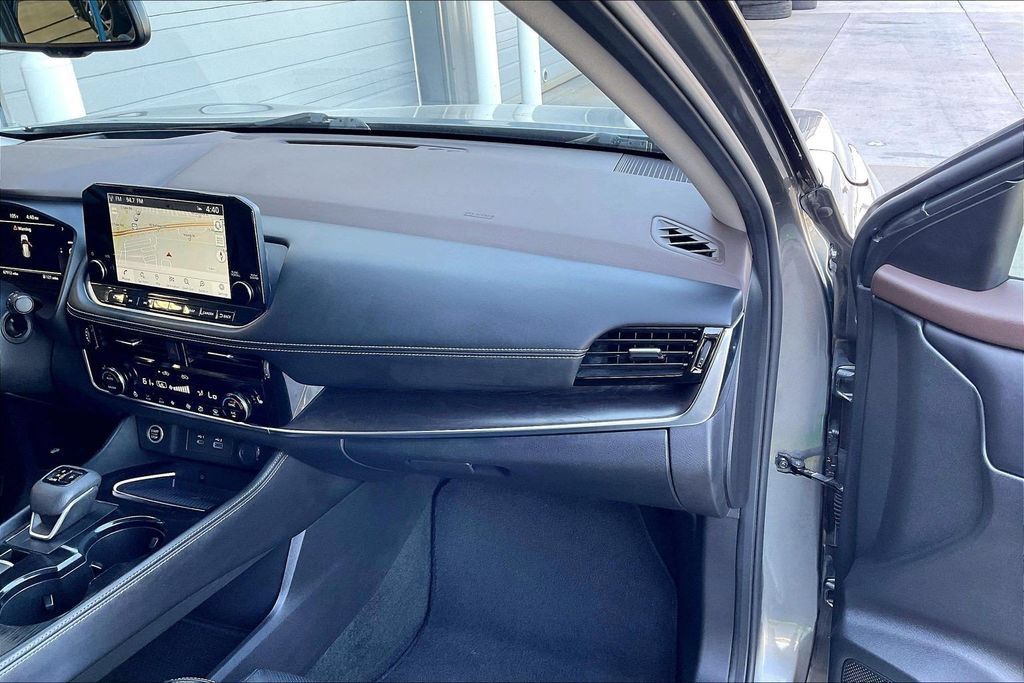 Used 2021 Nissan Rogue Platinum AWD/4WD image 16