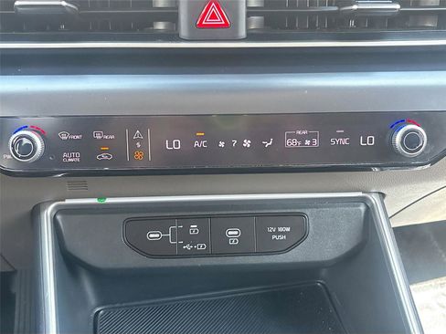 Used 2025 Kia Carnival FWD image 16