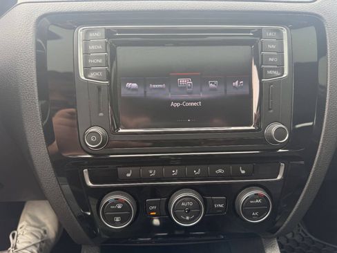 Used 2017 Volkswagen Jetta GLI FWD image 34