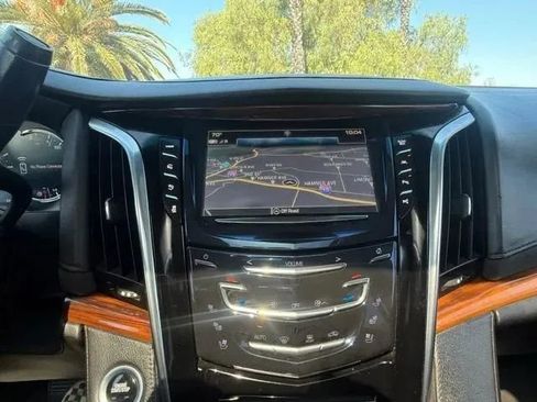 Used 2018 Cadillac Escalade ESV Premium Luxury RWD image 28
