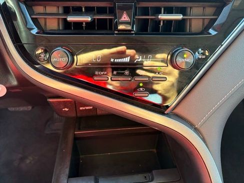 Used 2024 Toyota Camry SE image 18