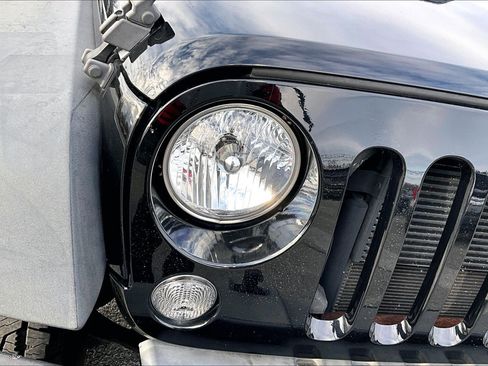 Used 2018 Jeep Wrangler Unlimited Sport w/ Connectivity Group image 29