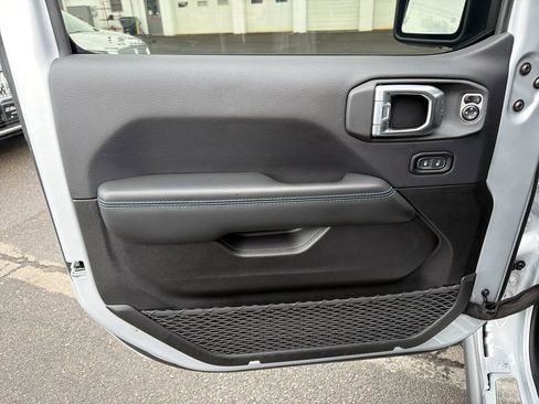 Used 2024 Jeep Wrangler Unlimited Rubicon 4xe image 11