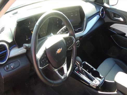 Used 2025 Chevrolet Trax LT w/ LT Convenience Package image 17