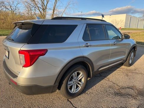 Used 2020 Ford Explorer XLT image 2