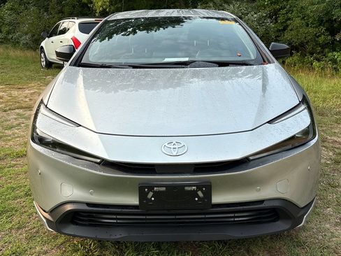 Used 2025 Toyota Prius LE FWD image 2