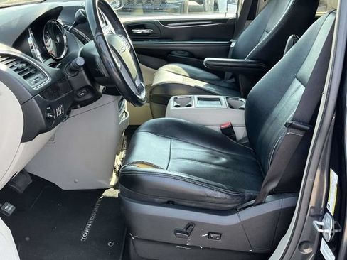 Used 2014 Chrysler Town & Country Touring-L w/ Driver Convenience Group FWD image 13