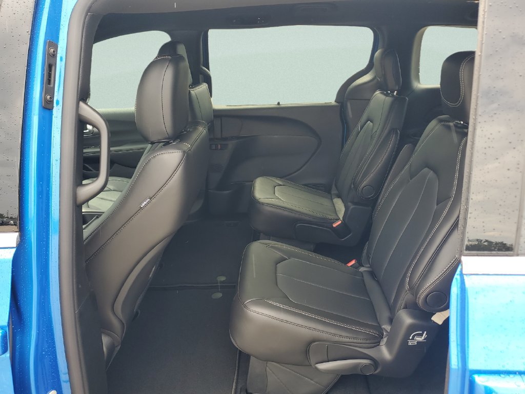 New 2027 Chrysler Pacifica Select FWD image 10