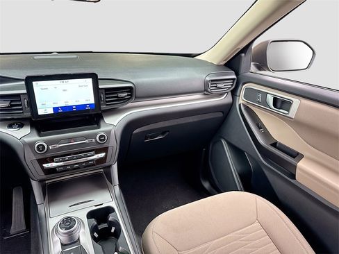 Used 2020 Ford Explorer XLT image 24