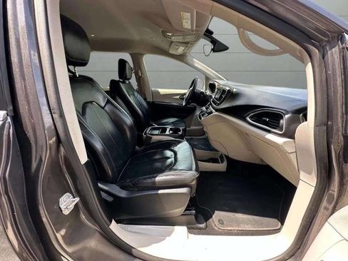 Used 2018 Chrysler Pacifica Touring-L image 53