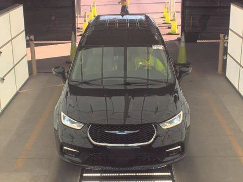 Used 2021 Chrysler Pacifica Touring-L image 3