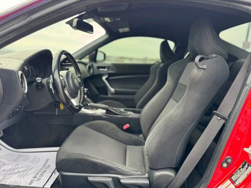 Used 2018 Toyota 86 RWD image 10